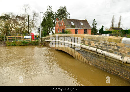 Burrowbridge, UK. 13 novembre, 2014. Météo France : inondations avec de très hauts niveaux d'eau passant sous le pont de la route principale. Crédit : Robert Timoney/Alamy Live News Banque D'Images