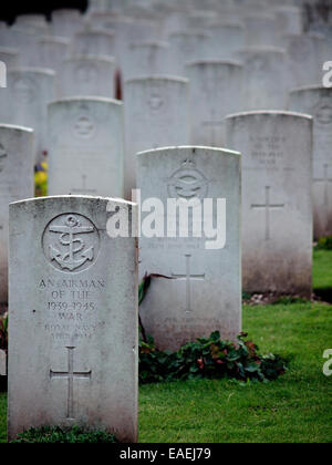 Dans les sépultures de guerre au cimetière communal d'Abbeville dans la région de la somme de la France Banque D'Images