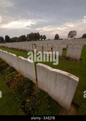 Dans les sépultures de guerre au cimetière communal d'Abbeville dans la région de la somme de la France Banque D'Images