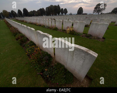 Dans les sépultures de guerre au cimetière communal d'Abbeville dans la région de la somme de la France Banque D'Images