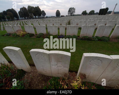 Dans les sépultures de guerre au cimetière communal d'Abbeville dans la région de la somme de la France Banque D'Images