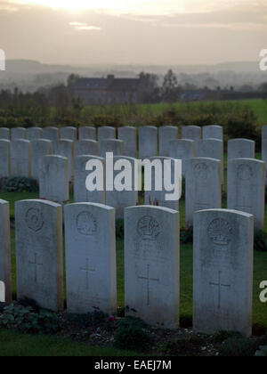 Dans les sépultures de guerre au cimetière communal d'Abbeville dans la région de la somme de la France Banque D'Images