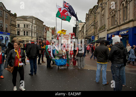 Vendeur de rue qui vend des souvenirs aux fans de rugby dans les rues de Cardiff avant le match de l'Australie Pays de Galles v Banque D'Images