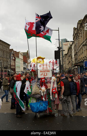 Vendeur de rue qui vend des souvenirs aux fans de rugby dans les rues de Cardiff avant le match de l'Australie Pays de Galles v Banque D'Images