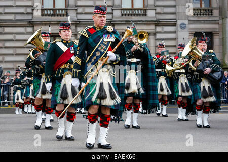 Tuyau de la bande militaire des régiments écossais, défiler à George Square, Glasgow, Écosse, Royaume-Uni Banque D'Images