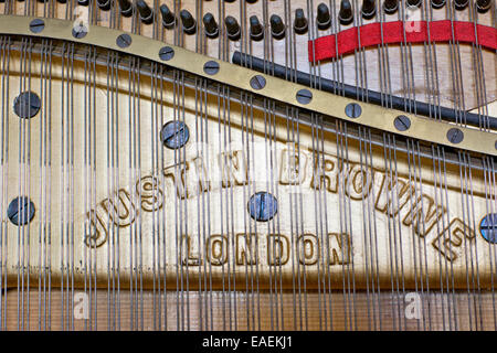 Carte-son d'un fin du dix-neuvième siècle Justin Browne upright piano fer Banque D'Images