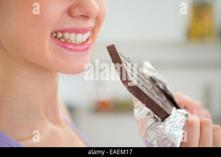 Gros plan sur happy young woman eating chocolate Banque D'Images