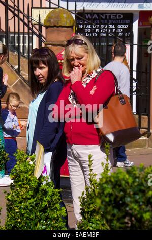 Les femmes à la recherche dans les usines à Pâques Carlisle marché continental. Le centre-ville de Carlisle, Carlisle, Cumbria, England, UK. Banque D'Images