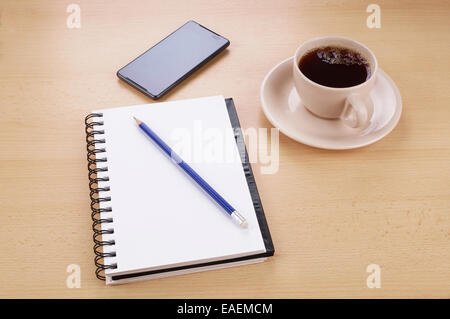Bloc de papier et crayon, smart phone et tasse de café sur 24 Banque D'Images