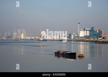 Vue sur la Tamise à partir de Woolwich à Canary Wharf, quartier des affaires de l'industrie intégrant le long de la rivière. London, UK Banque D'Images