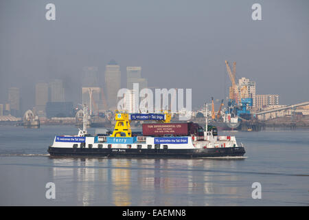 La Woolwich Ferry est un véhicule de service de traversier dans la Tamise à l'Est de Londres, au Royaume-Uni. Banque D'Images