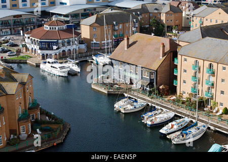 Maisons et moorings, capitaine au long cours pub et restaurants dans le port de plaisance de Brighton, East Sussex, UK Banque D'Images