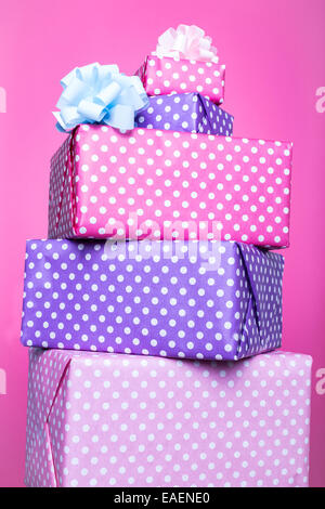 Cadeaux colorés avec le ruban sur fond rose. Rose, Violet, pastel, lumineux. Studio shot Banque D'Images