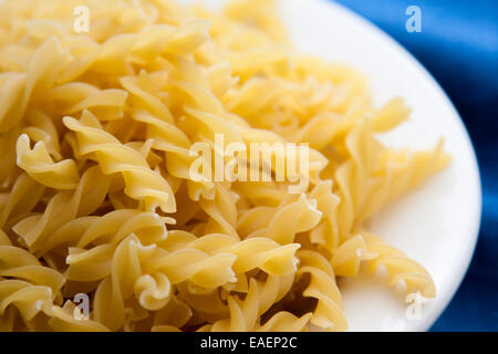 Pâtes fusilli secs. Banque D'Images