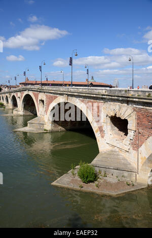 Pont Neuf ou le nouveau pont traversant le fleuve Garonne Toulouse France Banque D'Images