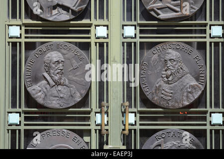 Portraits d'imprimantes Etienne Dolet français (1509-1546) & Christophe Plantin (c1520-1589) 30s ferronnerie Art Déco porte sur la Bibliothèque municipale de Toulouse Banque D'Images