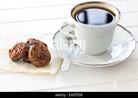 Cookies au chocolat et café dans mug Banque D'Images