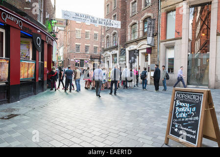 LIVERPOOL, Royaume-uni - juin 7, 2014 : Samedi après-midi à Liverpool, les gens s'amuser dans les bars Mathew Street célèbre pour bein Banque D'Images