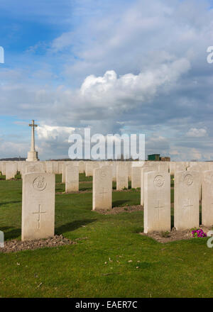 Bard Cottage Cemetery à Ypres, en Flandre orientale, Belgique - Portrait. Banque D'Images