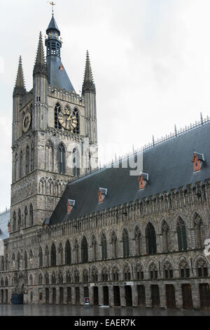 Beffroi d'Ypres avec Flanders Fields Museum. Banque D'Images