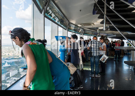 Jeune couple profitant de la vue depuis la tour d'Ostankino à Moscou. Banque D'Images