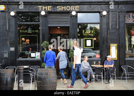 Les clients à la plage bar dans le Port de Leith, le long du Port de Leith, à Édimbourg, Écosse, Royaume-Uni Banque D'Images