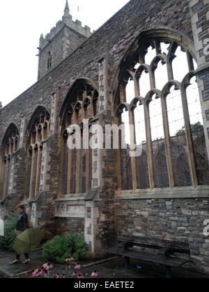 Bristol central donne sur l'église bombardée Avon, où les entrepôts d'origine maintenant converti Banque D'Images