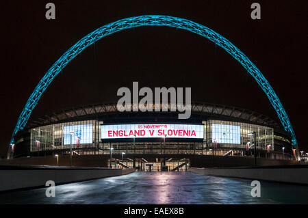 Londres, Royaume-Uni, 13 novembre 2014. Ténèbres arrive à Wembley Stadium, domicile de l'équipe anglaise de football, le jour avant le championnat d'Europe de l'Angleterre contre la Slovénie qualificatif. Une enquête de la Coupe du monde efface le Qatar mais critique l'English Football Association qui ont été accusés de bafouer les règles d'enchère dans sa tentative d'organiser la Coupe du Monde 2018 - mais 2022 héberge le Qatar ont été effacés des allégations de corruption. Crédit : Stephen Chung/Alamy Live News Banque D'Images