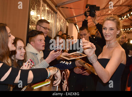 Berlin, Allemagne. 13Th Nov, 2014. L'actrice Uma Thurman nous arrive sur le tapis rouge au Stage Theatre avant la Bambi Prix à la Potsdamer Platz à Berlin, Allemagne, 13 novembre 2014. La soirée de gala pour le 66ème Bambi Prix organisé par Hubert Burda Media aura lieu le 13 novembre 2014. Photo : JENS KALAENE/dpa/Alamy Live News Banque D'Images