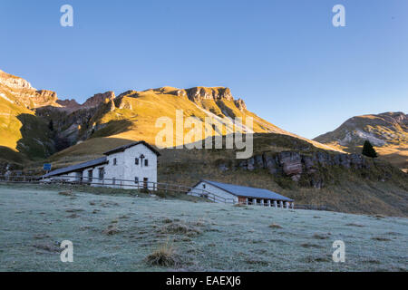 Dolomites italiennes au cours d'un lever du soleil froid en automne Banque D'Images
