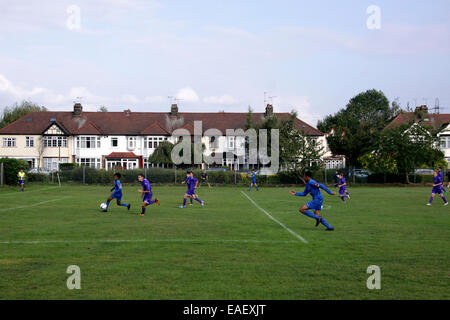 Football ligue dimanche dans un parc à Wanstead, London Banque D'Images