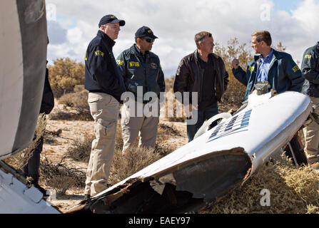 Christopher Hart, président par intérim du National Transportation Safety Board, (centre) est à l'écoute que les enquêteurs du NTSB parler avec Virgin Galactic Todd Ericson pilote sur le site de l'écrasement de la Virgin Galactic SpaceShipTwo Novembre 1, 2014 à Mojave, Californie. L'accident a tué le co-pilote Michael Tyner Alsbury et pilote blessé Peter Siebold. Banque D'Images