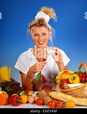 Femme blonde radis manger pour le petit déjeuner Banque D'Images