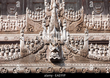 Sculptures en teck à Shwenandaw Kyaung bouddhiste,Golden,Gold Palace monastère à pied de Mandalay Hill Mandalay Birmanie,,,Myanmar,Asie, Banque D'Images