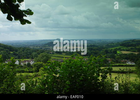 Tor de Glastonbury , Somerset, scène du festival. Donnant sur la colline de premier plan l'île d'Avalon, Glastonbury, Somerset Banque D'Images