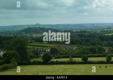 Tor de Glastonbury , Somerset, scène du festival. Donnant sur la colline de premier plan l'île d'Avalon, Glastonbury, Somerset Banque D'Images