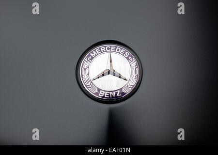 Automobiles Mercedes Benz logo capot vue rapprochée Banque D'Images