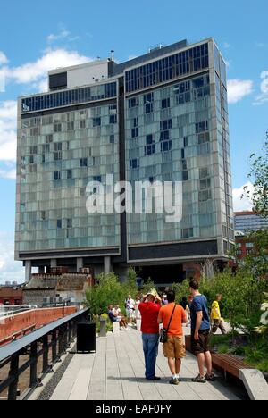 NYC : Les visiteurs du parc High Line la marche près de l'hôtel standard de luxe à cheval sur l'ancienne ligne de chemin de fer surélevée unique Banque D'Images