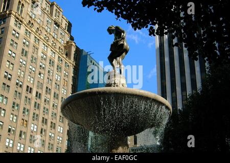 NYC : La Fontaine Pulitzer dans le centre de Grand Army Plaza à la Cinquième Avenue et 58th Street Banque D'Images