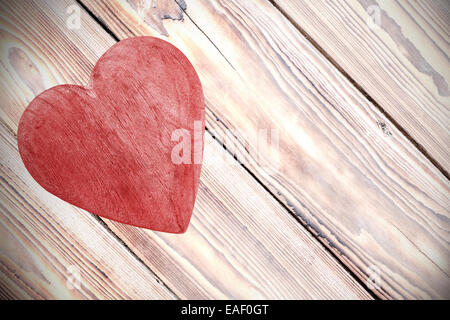 Un cœur rouge sur fond à colombages, l'espace pour le texte. Banque D'Images