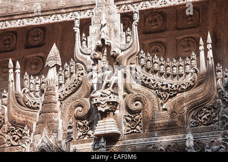 Sculptures en teck à Shwenandaw Kyaung bouddhiste,Golden,Gold Palace monastère à pied de Mandalay Hill Mandalay Birmanie,,,Myanmar,Asie, Banque D'Images