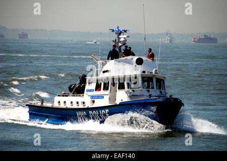 New York : New York City Police bateau sur la rivière Hudson assurant la sécurité lors de la Semaine annuelle de la Parade de navires Banque D'Images