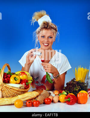 Femme blonde manger les radis Banque D'Images