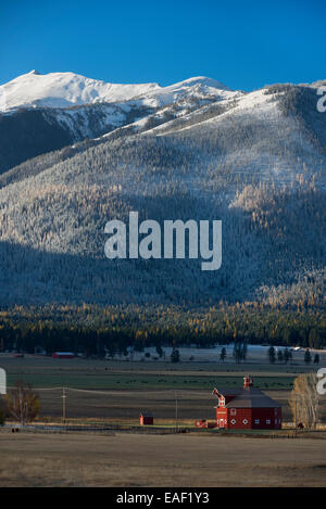 Grange octogonale dans un ranch de l'Oregon dans la vallée de Wallowa de neige fraîche sur les montagnes Wallowa. Banque D'Images