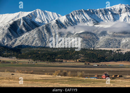 Grange octogonale dans un ranch de l'Oregon dans la vallée de Wallowa de neige fraîche sur les montagnes Wallowa. Banque D'Images