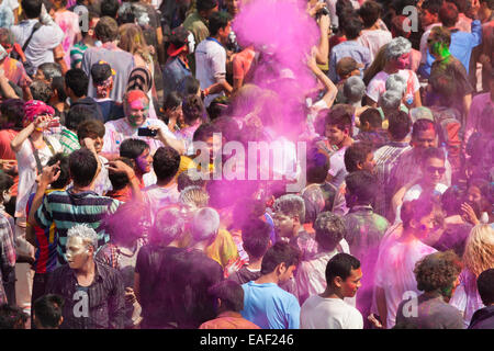 Rassemblement de foule Basantapur Durbar Square pour célébrer le festival de Holi, Katmandou, Népal Banque D'Images