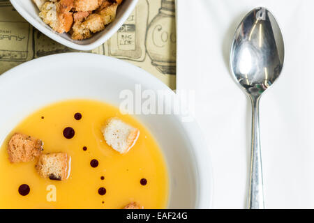 Crème de potiron soupe avec des croûtons Banque D'Images