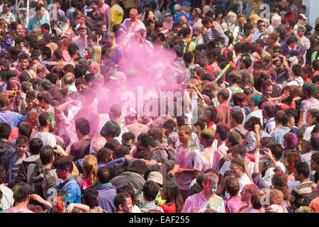 Rassemblement de foule Basantapur Durbar Square pour célébrer le festival de Holi, Katmandou, Népal Banque D'Images