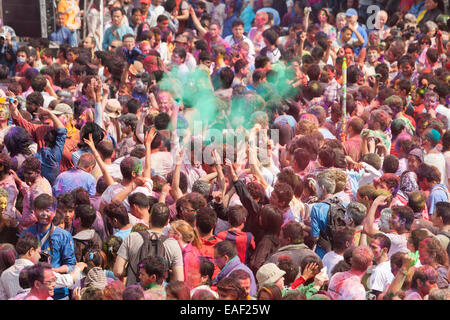 Rassemblement de foule Basantapur Durbar Square pour célébrer le festival de Holi, Katmandou, Népal Banque D'Images