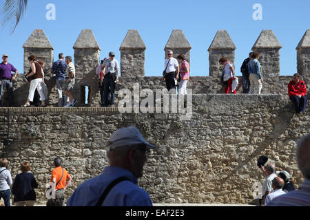 Les touristes visitant Vejer de la Frontera Cadiz, Andalousie Espagne. Vejer de la Frontera est un des villages blancs (Pueblos Blancos) Banque D'Images